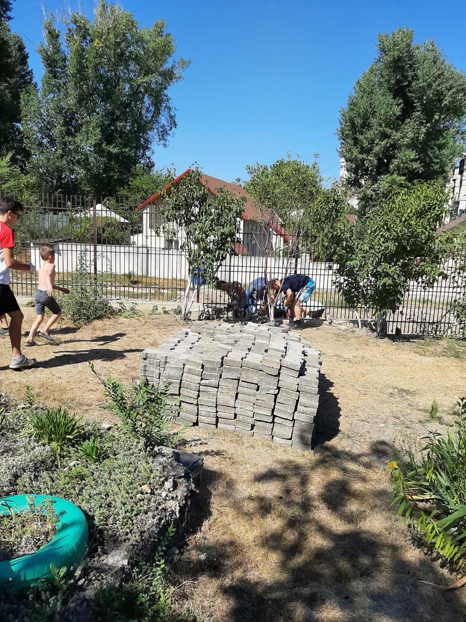 Администрация ДОУ nr.99  благодарит Юрия Витнянского,вице – претора сектора Ботаника и волонтёров молодой гвардии за помощь детскому саду