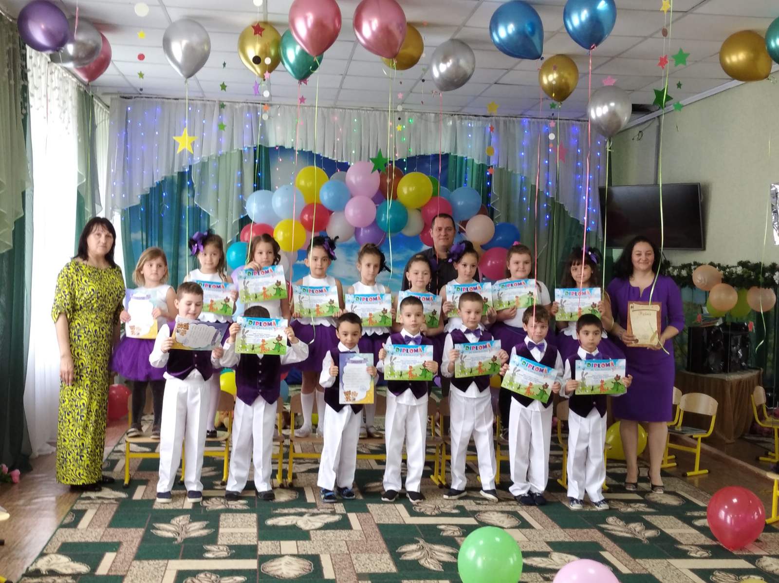 Felicitări pentru absolvenții IET nr.99