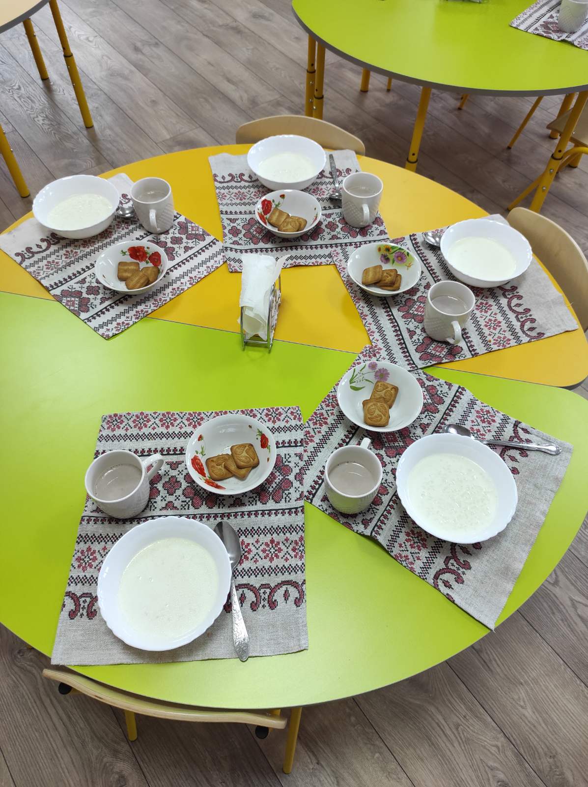 Diminețile la grădiniță încep cu un mic dejun sănătos şi bine echilibrat