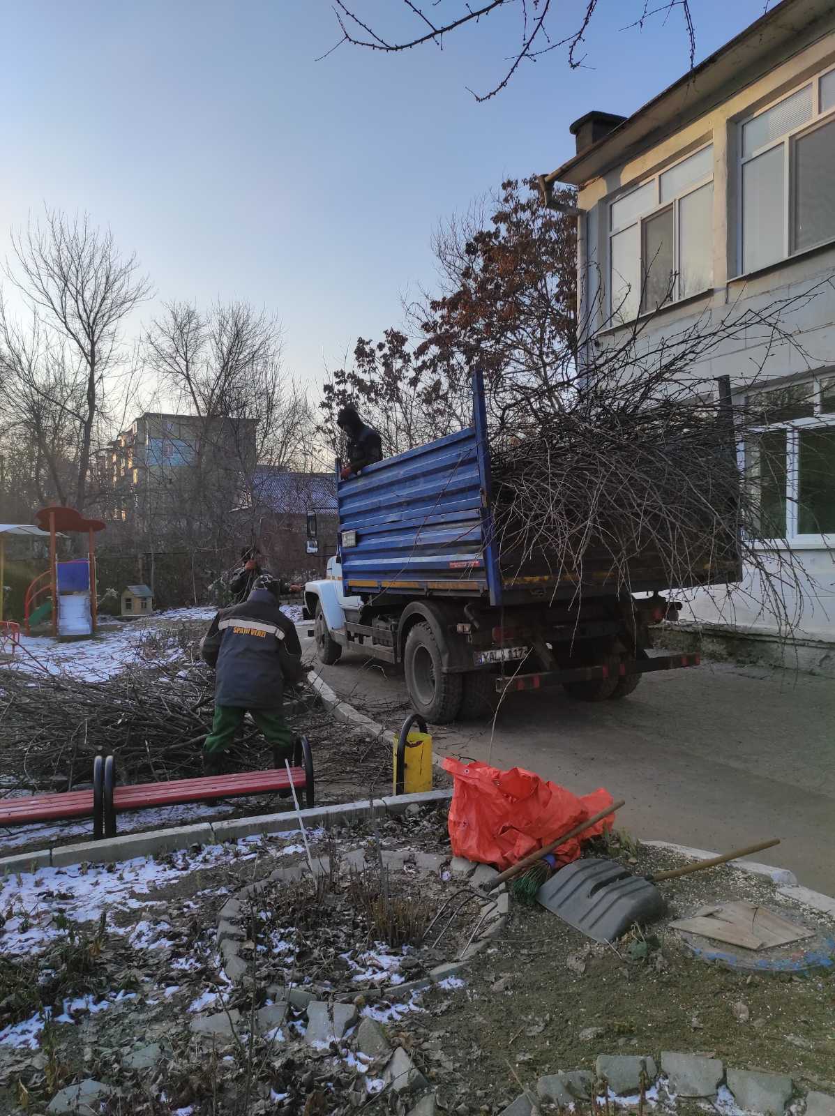 8-9 февраля 2023 года проводились плановые работы по санитарной чистке деревьев на территории садика организацией Î.M. «ASOȚIAȚIA DE GOSPODÂRIE A SPAȚIILOR VERZI»